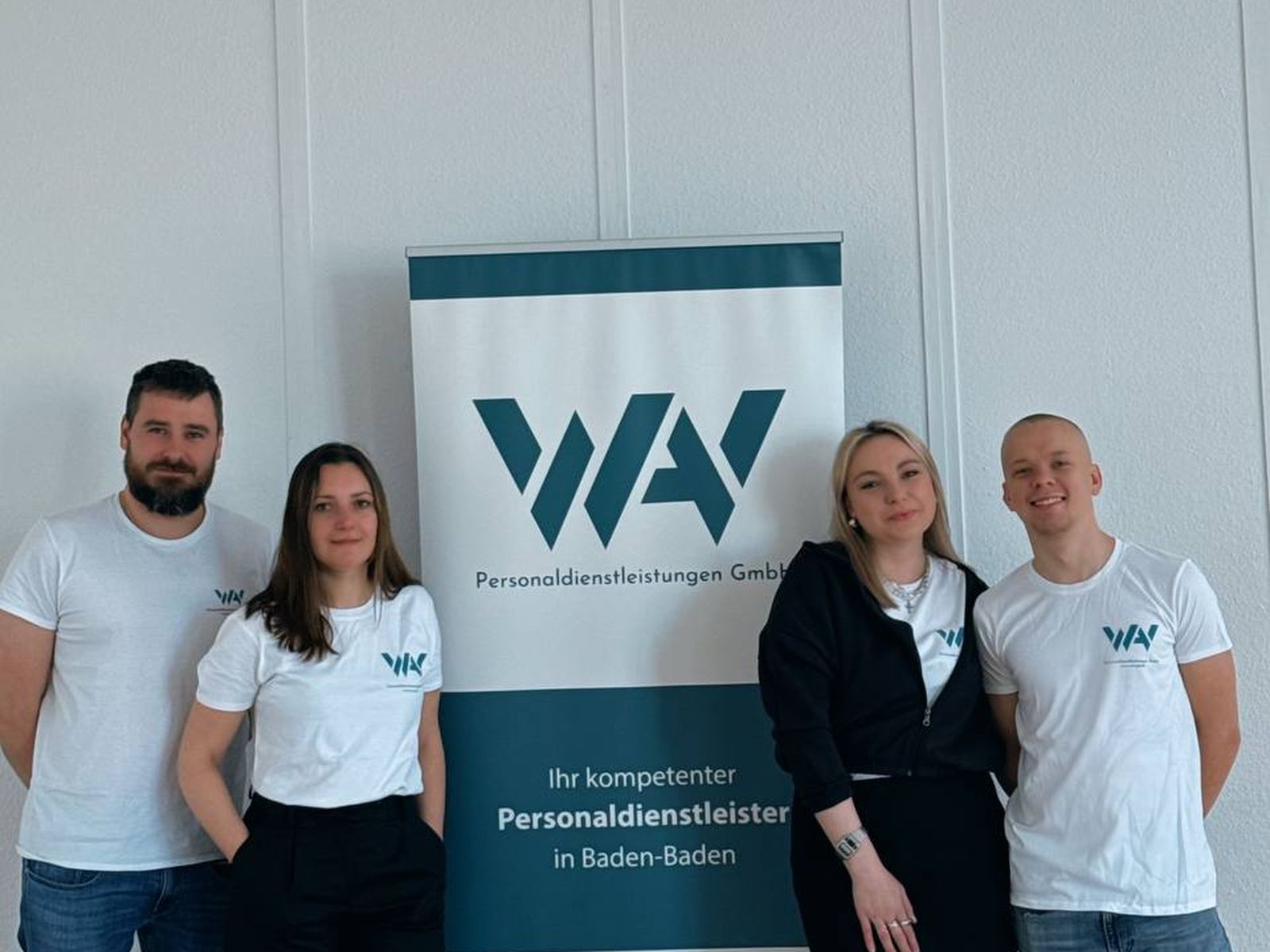 Das Team von WAV vor dem Firmen-Rollup